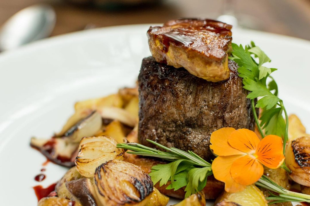 Tornedó de filé mignon com escalope de foie gras por cima, batatas assadas e cogumelos.